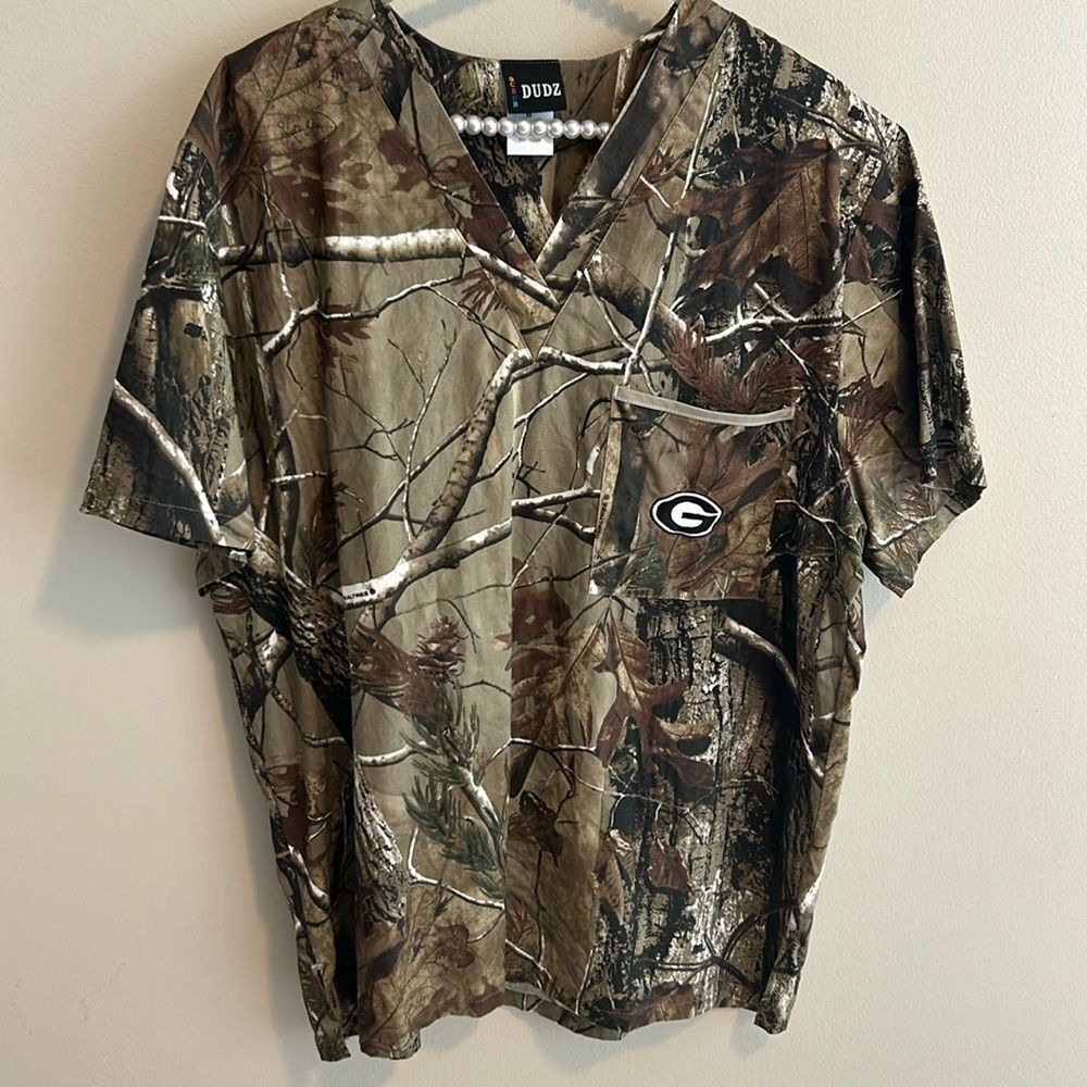 Scrub Dudz Georgia Bulldogs Camo Scrub Top Mens Medium 100% Cotton UGA V-Neck